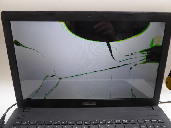 Asus X5551M NoteBook mit Speicher Akku ohne HDD und Netzteil geht an