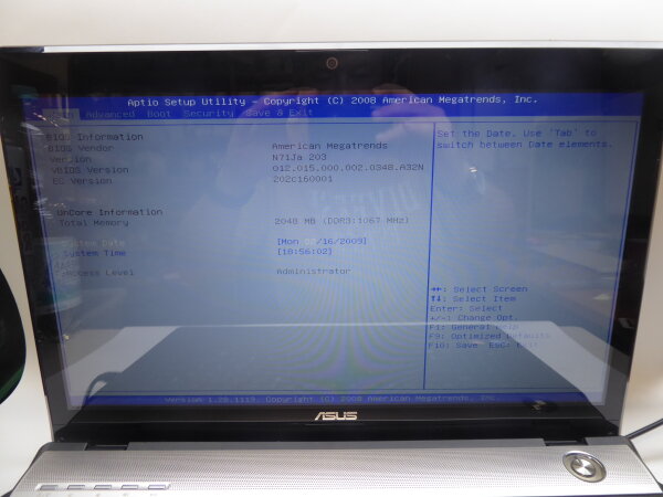 Asus N71JA NoteBook mit Speicher ohne Akku HDD und Netzteil geht an