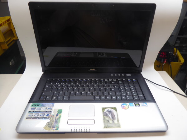 MSI CR700X NoteBook mit Speicher ohne Akku HDD und Netzteil defekt