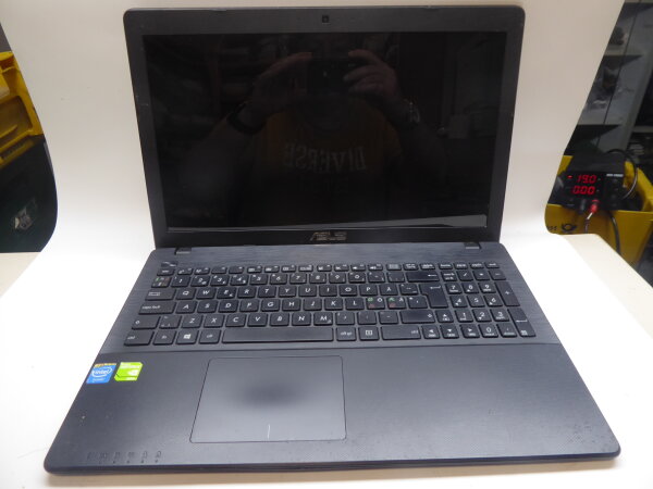 Asus X552M NoteBook mit Speicher ohne Akku HDD und Netzteil defekt